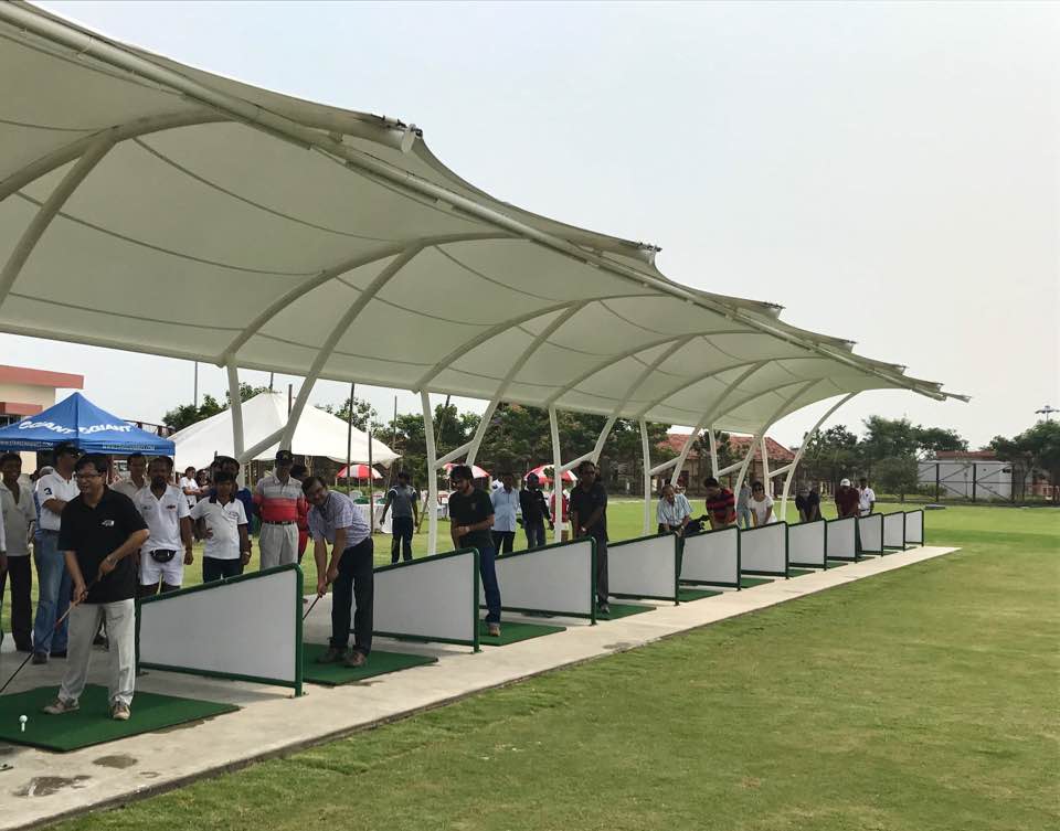 Thiết kế mái che sân tập golf bạt căng uốn lượn hiện đại