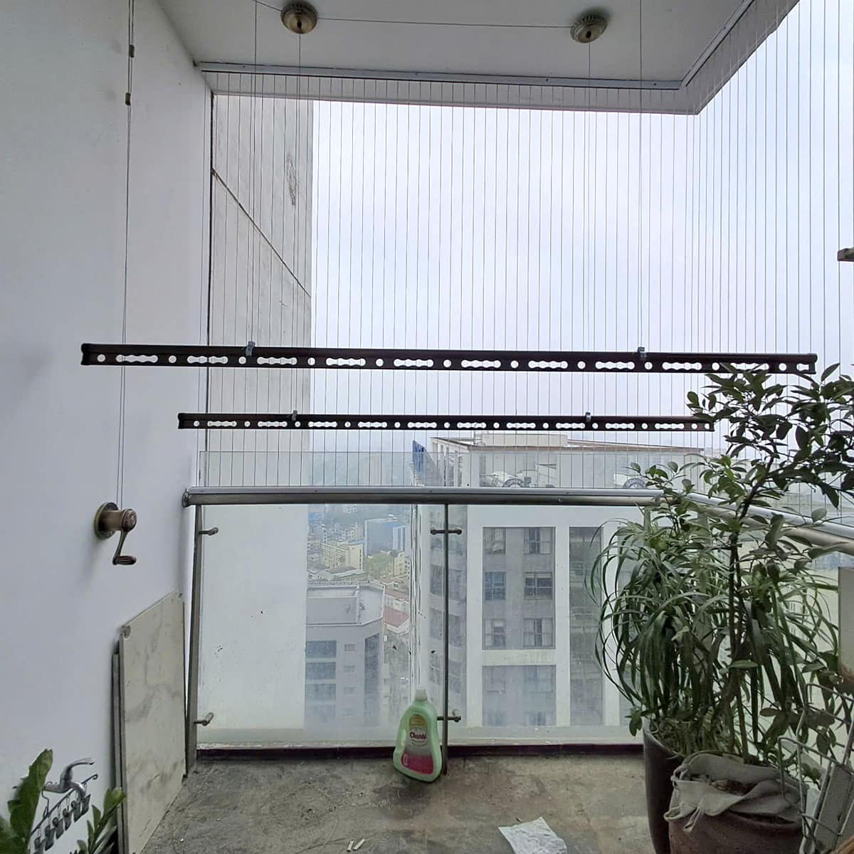 Giàn phơi treo trần HP140B2 giải phóng không gian ban công căn hộ