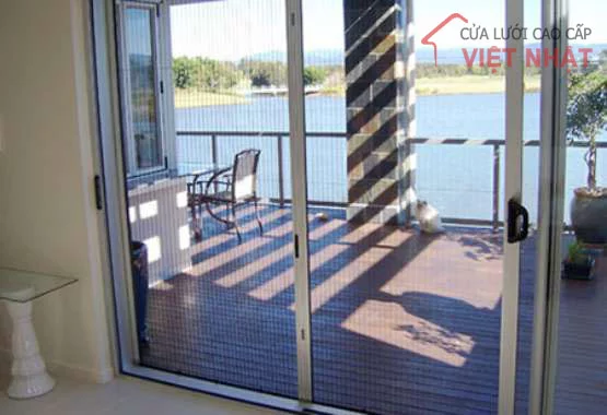 Cửa ban công view sông – Giữ tầm nhìn đẹp, không ảnh hưởng thẩm mỹ