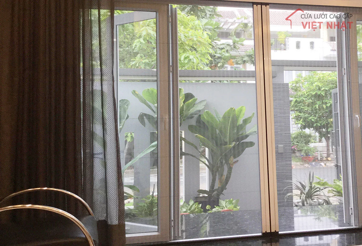 Cửa chính ra vườn – Dễ di chuyển, không bị vướng chân hay tích bụi như cửa ray