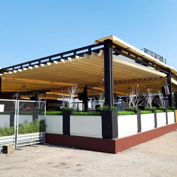 Mái xếp lượn sóng cho không gian quán cafe ngoài trời