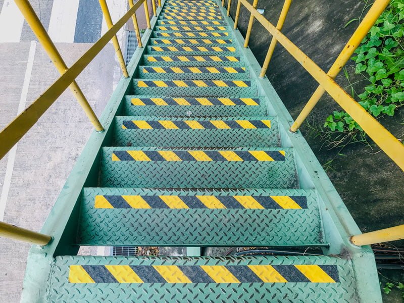Băng keo chống trượt và ứng dụng trên cầu thang