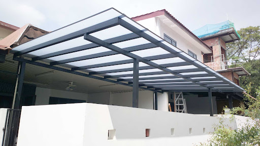 Tấm lợp Polycarbonate trong suốt, vật liệu mái che hiện đại.