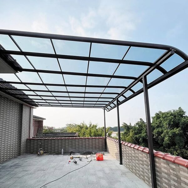 Tấm lợp Polycarbonate trong suốt, vật liệu mái che hiện đại.
