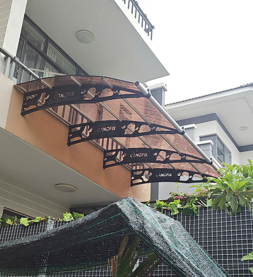 Mái che Canofix bảo vệ ban công và tạo không gian thư giãn lý tưởng.
