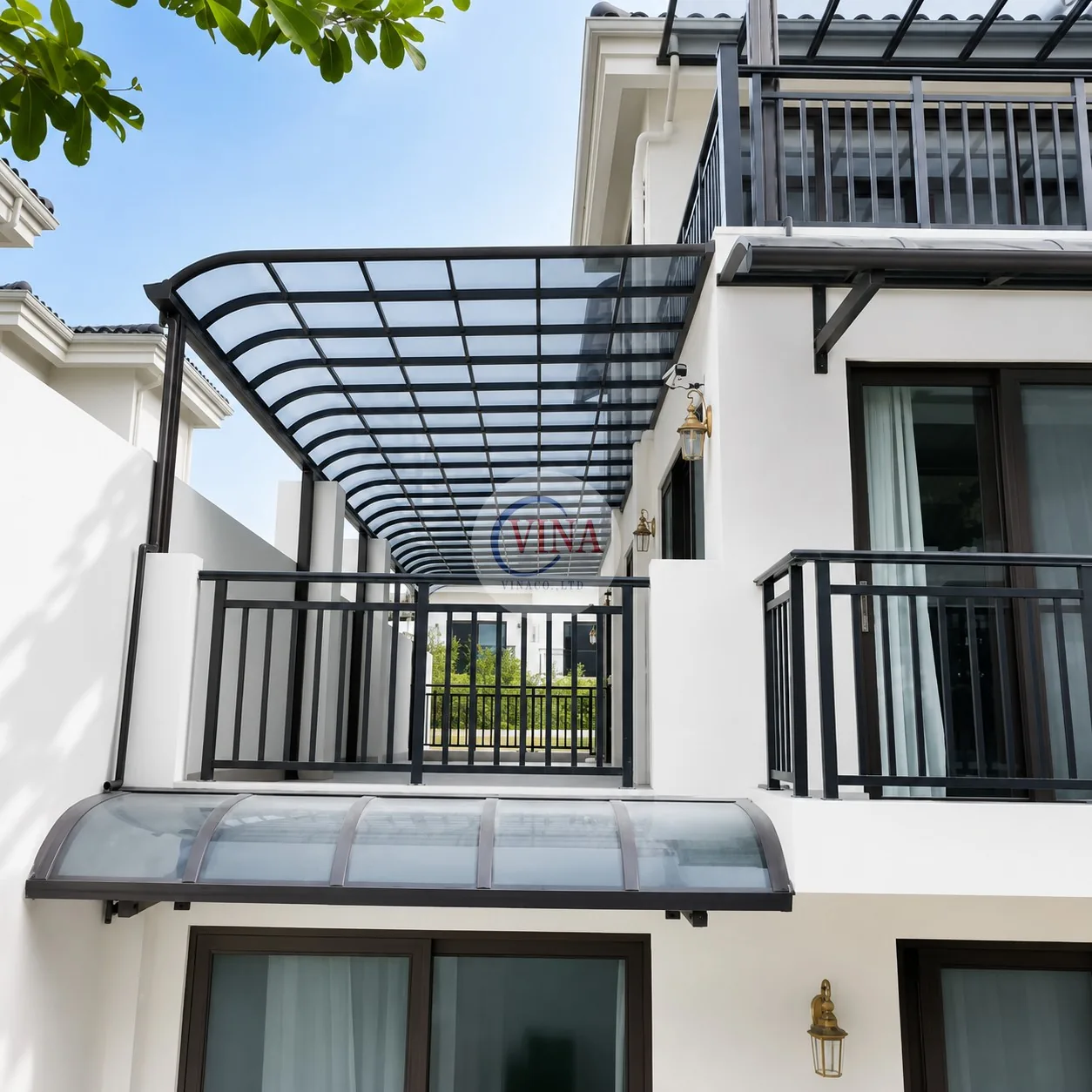 Mái che canopy dạng R (vòm cong) lắp cho ban công nhà phố, tấm polycarbonate uốn cong khung nhôm đen