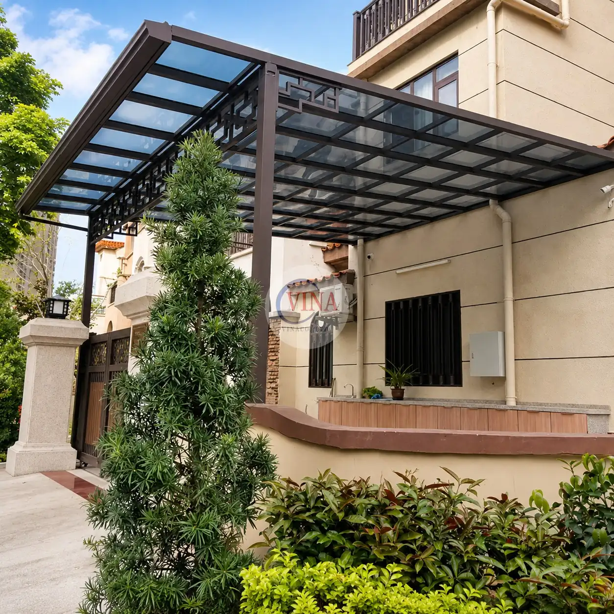 Mái che canopy dạng thẳng (L) lắp cho cổng vào nhà, tấm polycarbonate phẳng khung nhôm chi tiết hoa văn