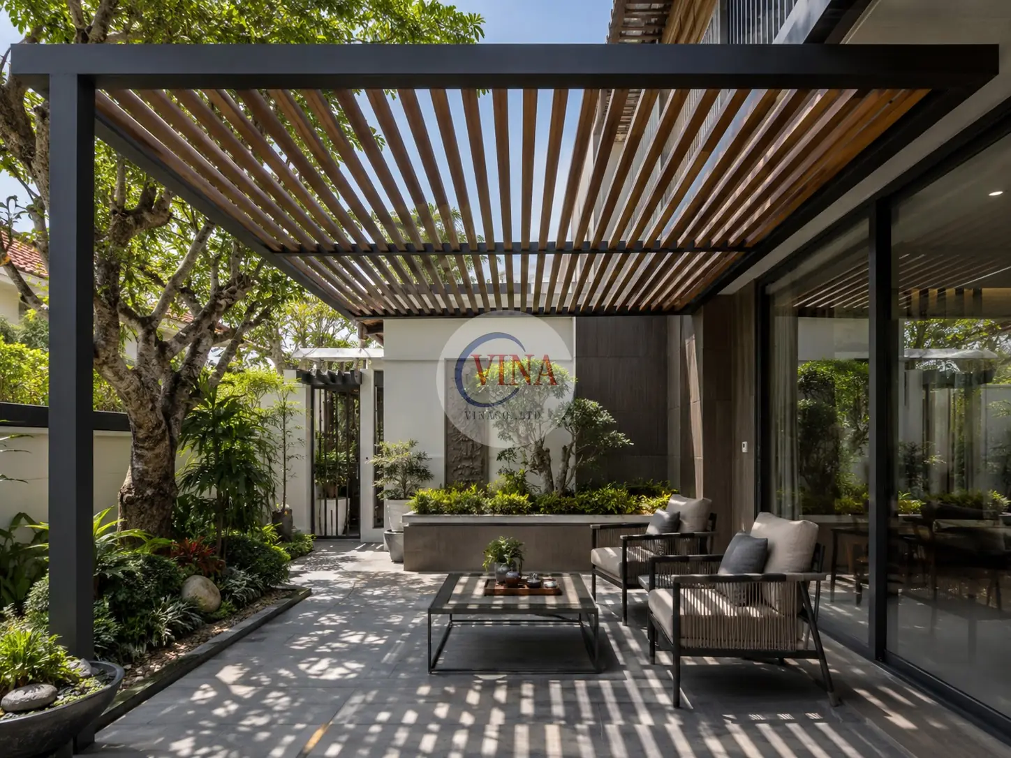 Mái che canopy lam nan lắp cho sân vườn, các thanh nan song song tạo bóng mát lọc sáng