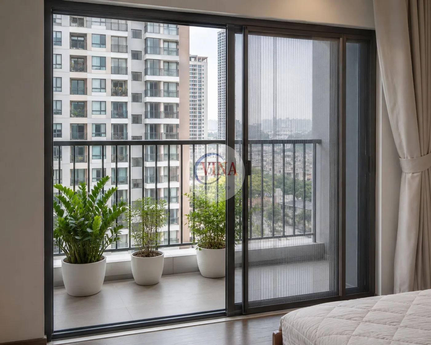 Cửa lưới chống muỗi dạng lùa lắp cho cửa ra ban công căn hộ chung cư, trượt ngang trên ray riêng