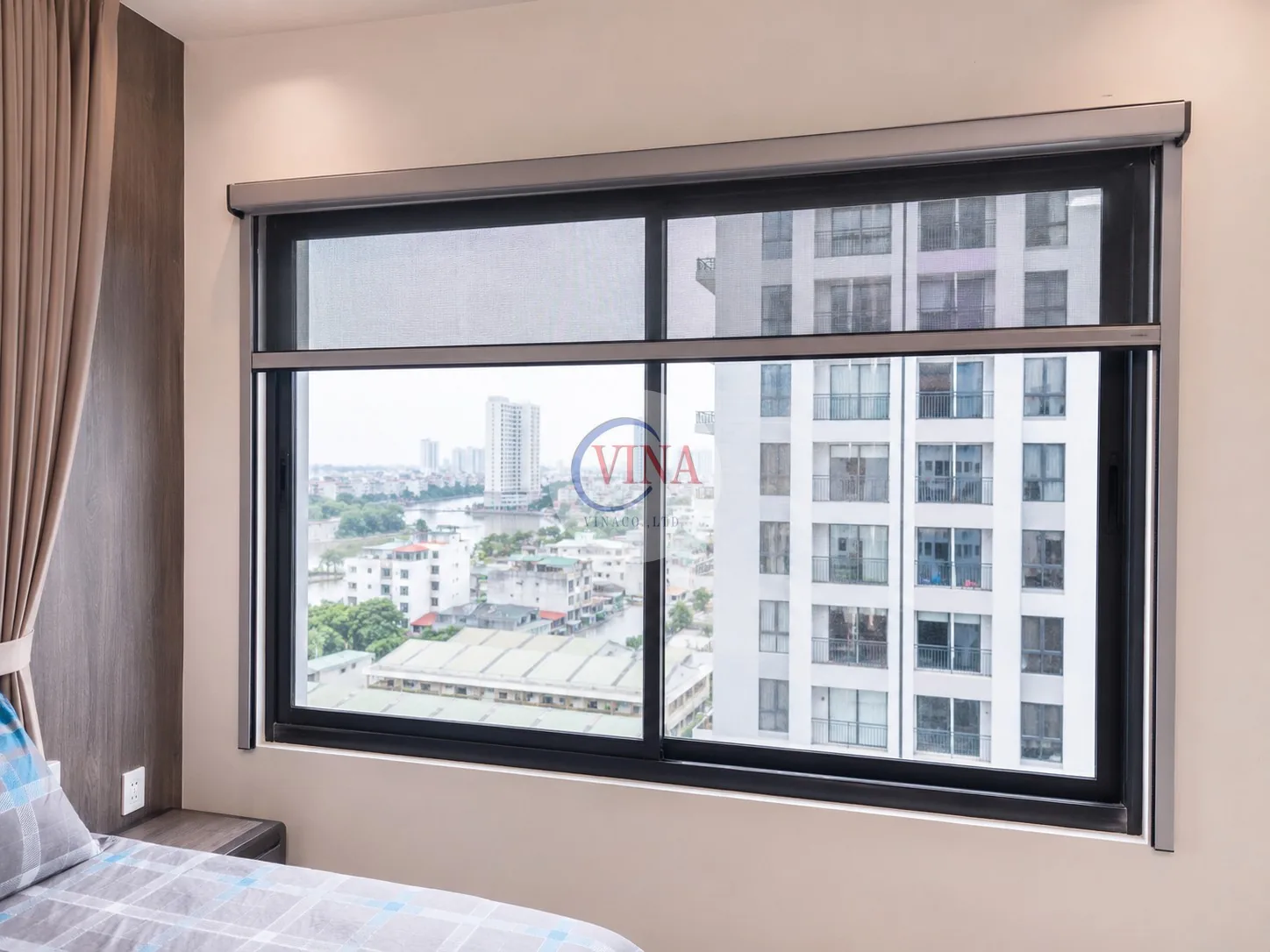 Cửa lưới chống muỗi tự cuốn lắp cho cửa sổ căn hộ chung cư, lưới cuốn gọn vào hộp nhôm phía trên