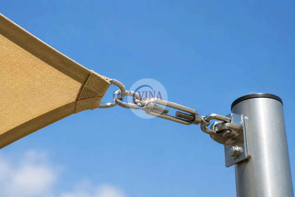Cận cảnh cơ cấu neo cáp thép của mái che cánh buồm bạt căng