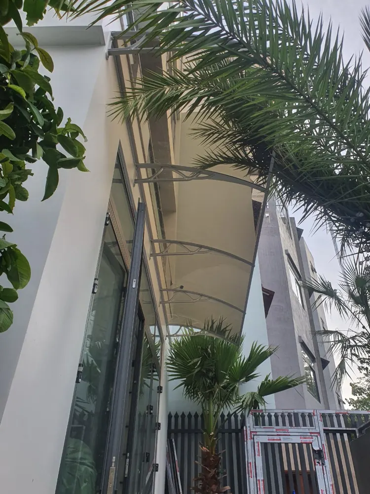 Mái che Canofix lắp thực tế, cận cảnh tay đỡ và tấm lợp cản sáng màu trà