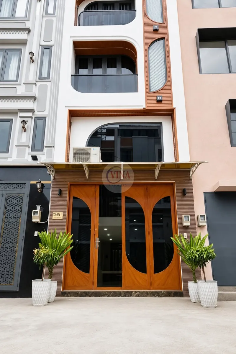 Cận cảnh mái che canopy lắp phía trên cửa chính gỗ vòm cong nhà phố