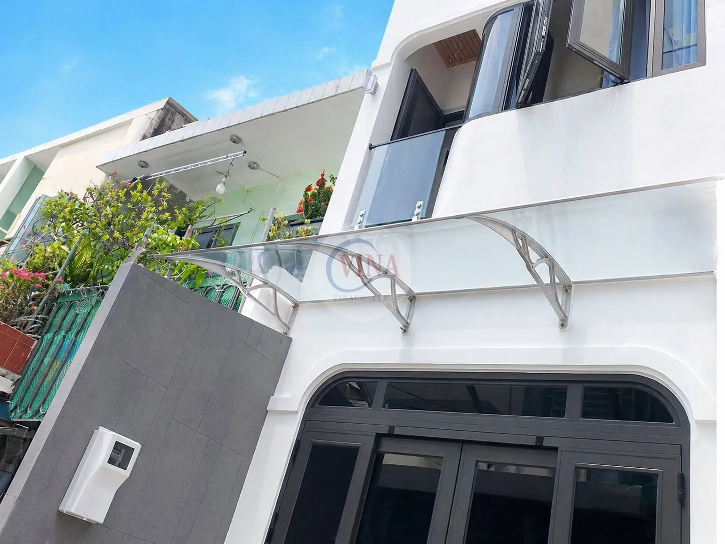 Mái che canopy tay nhôm đúc nhìn từ góc đường phía trước nhà phố