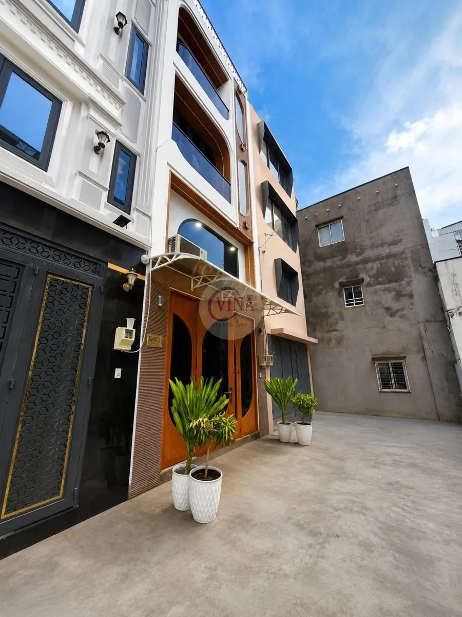 Mái che canopy nhìn từ góc nghiêng, tay đỡ nhôm đúc kiểu nan xòe