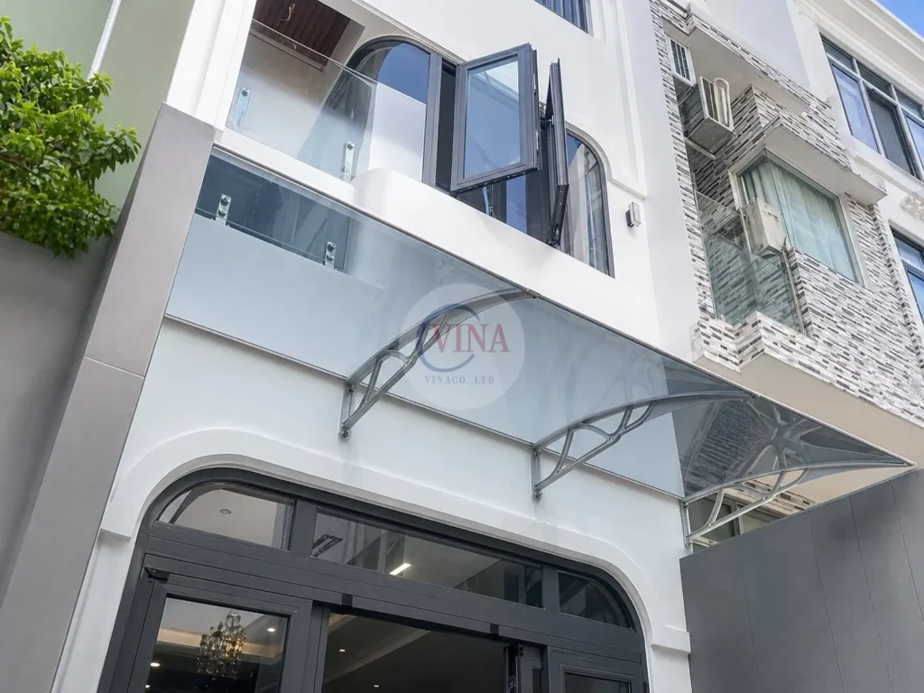 Mái che canopy tay nhôm đúc lắp phía trên cửa chính nhà phố, góc nhìn rộng