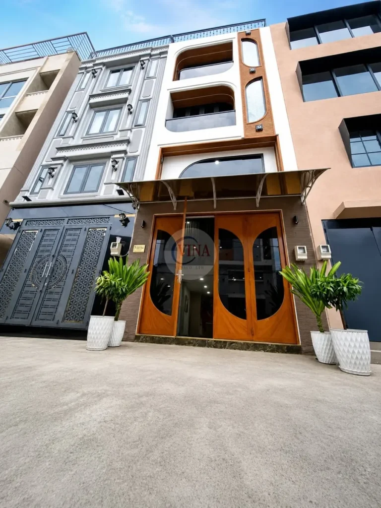 Toàn cảnh mặt tiền nhà phố nhiều tầng có lắp mái che canopy phía trên cửa chính
