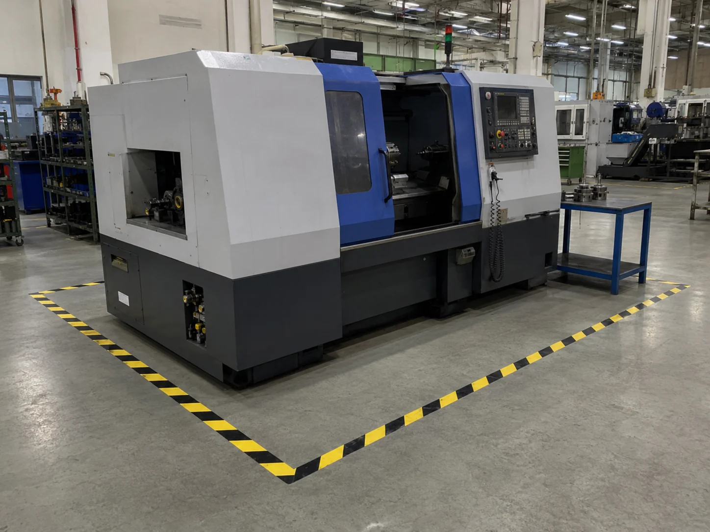 Băng keo cảnh báo sọc vàng đen dán viền khu vực máy CNC trong nhà xưởng công nghiệp