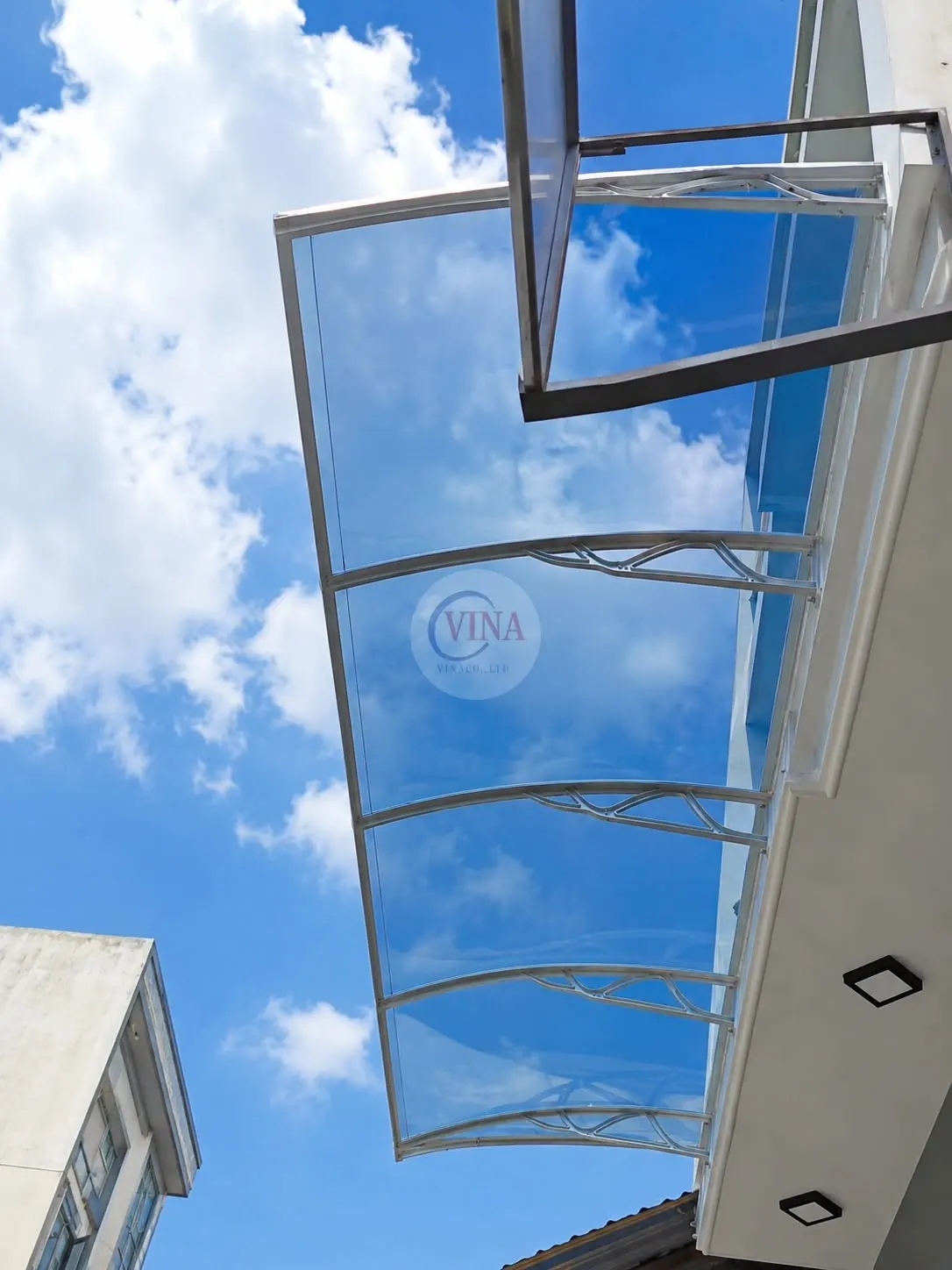 Cận cảnh thanh giằng inox chịu lực đỡ tấm lợp canopy lấy sáng cong