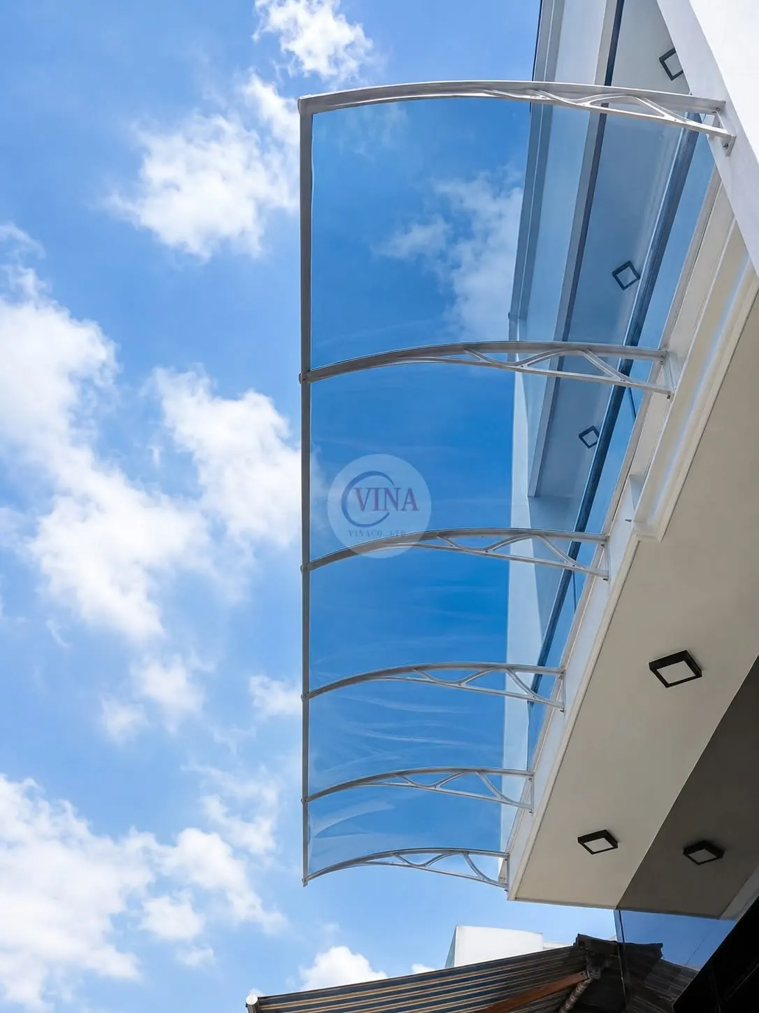 Kết cấu khung inox cong nhiều đoạn nối tiếp của canopy lấy sáng nhìn từ dưới lên