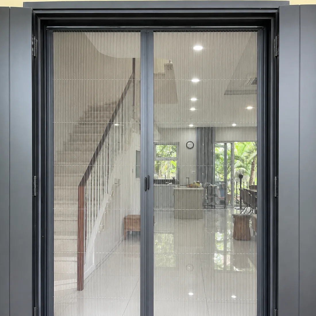 Cửa lưới chống muỗi dạng xếp lắp cho cửa chính thông tầng cầu thang