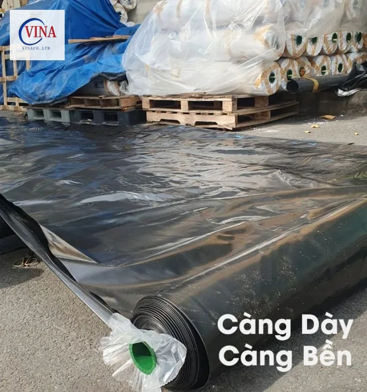 Cuộn bạt HDPE màu đen dùng lót hồ chứa nước tưới tiêu tại kho VINA