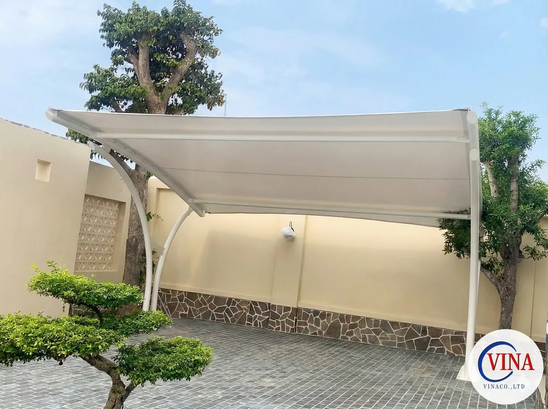 Toàn cảnh mái che bạt căng kiến trúc lắp đặt bảo vệ xe tại sân biệt thự