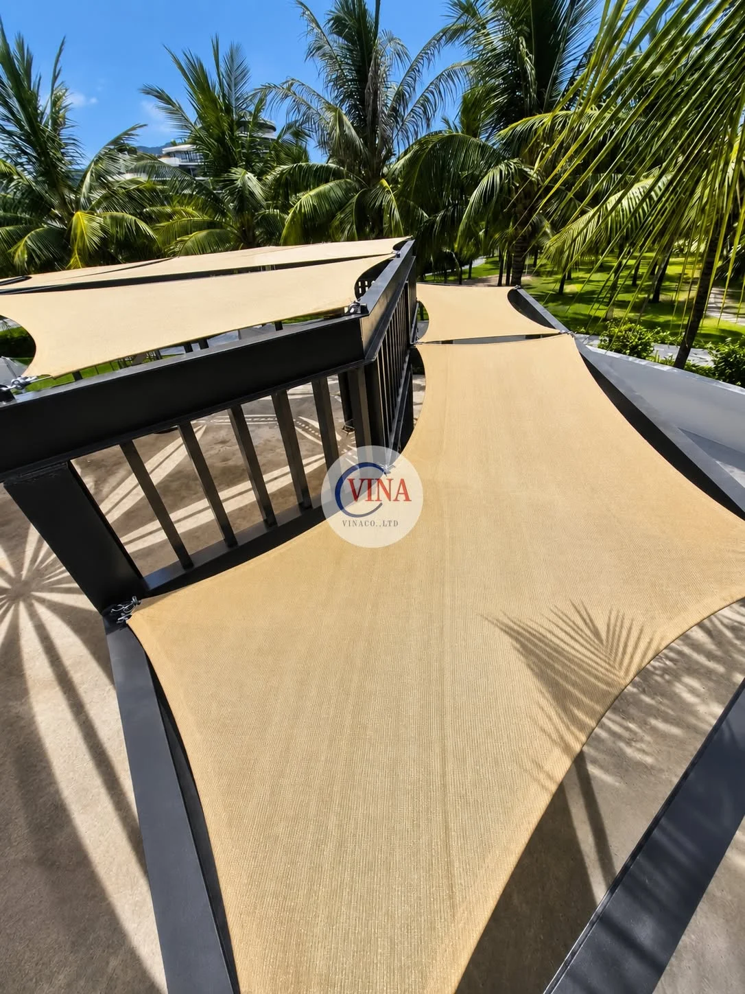 Mái che cánh buồm phủ dọc hành lang ban công resort, nhìn dọc theo lối đi