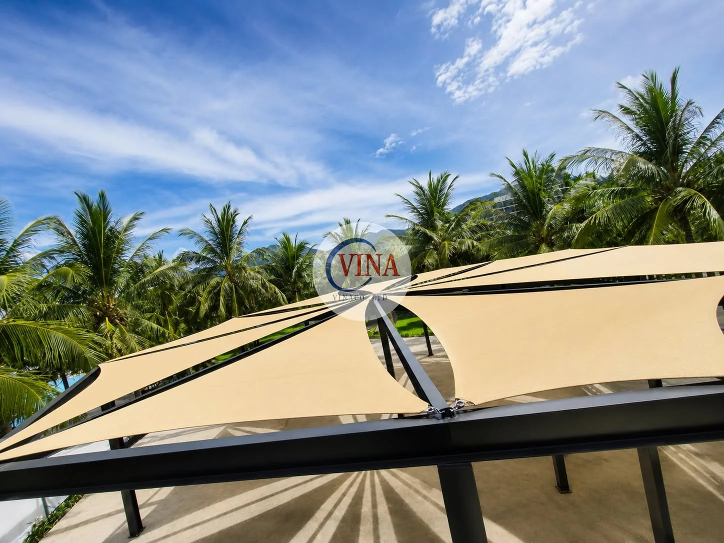 Toàn cảnh mái che cánh buồm resort với nền núi và rừng dừa phía sau