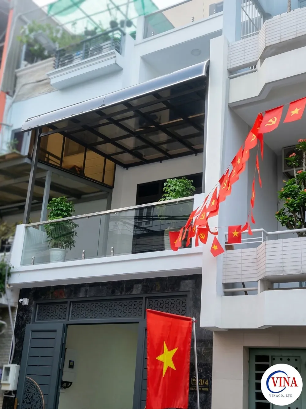 Mái che canopy sân thượng lắp phía trên ban công nhà phố, góc cận mặt tiền