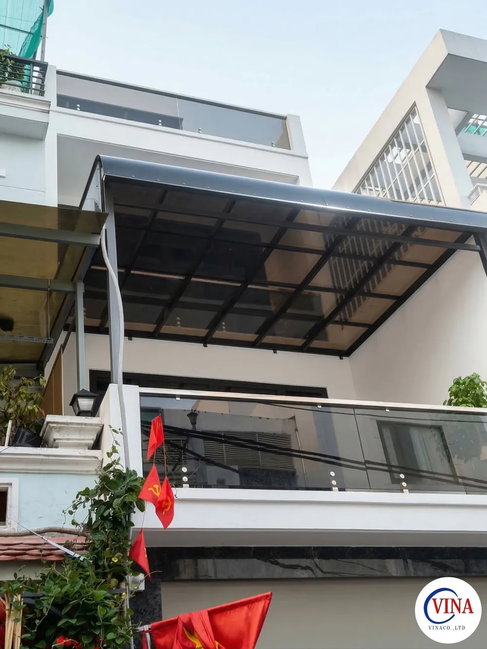 Mái che canopy sân thượng nhà phố nhìn từ dưới lên, khung nhôm đen