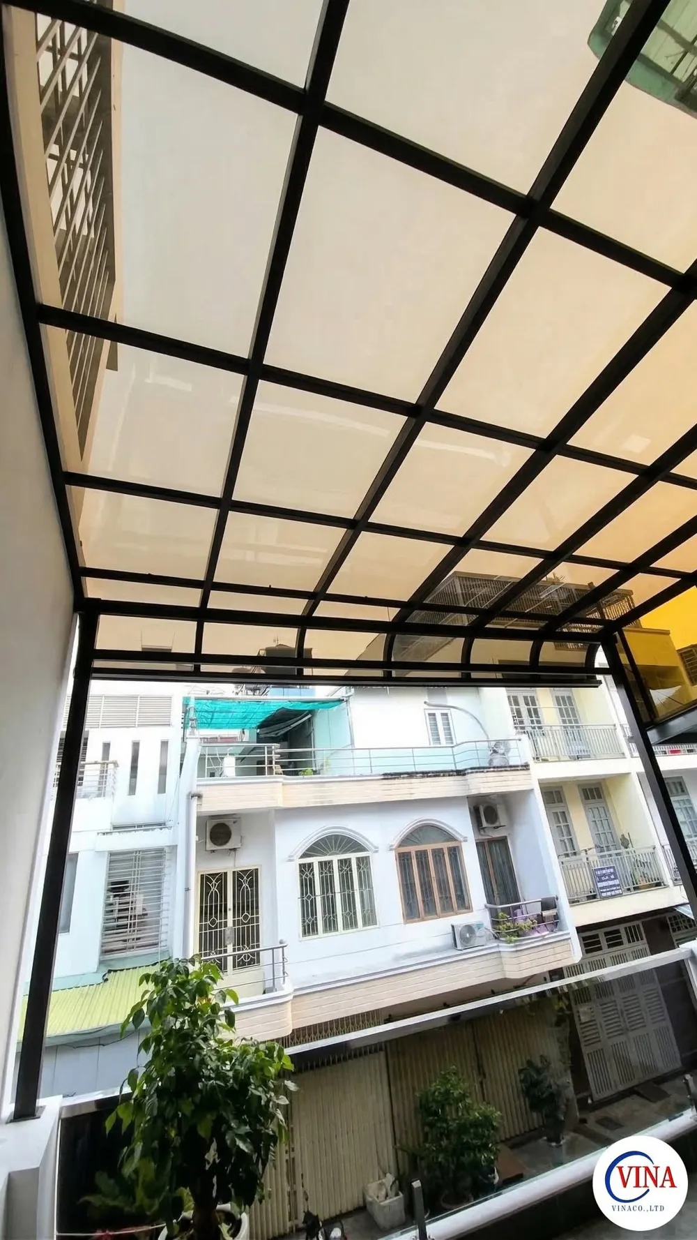 Tấm lợp poly màu trà của mái che canopy sân thượng nhìn từ dưới lên