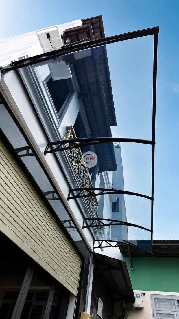 Chi tiết khung mái che canopy uốn theo bán kính và tấm polycarbonate lấy sáng
