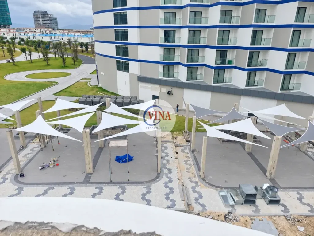 Các cụm mái cánh buồm trắng bố trí trên sân tại The Arena Cam Ranh