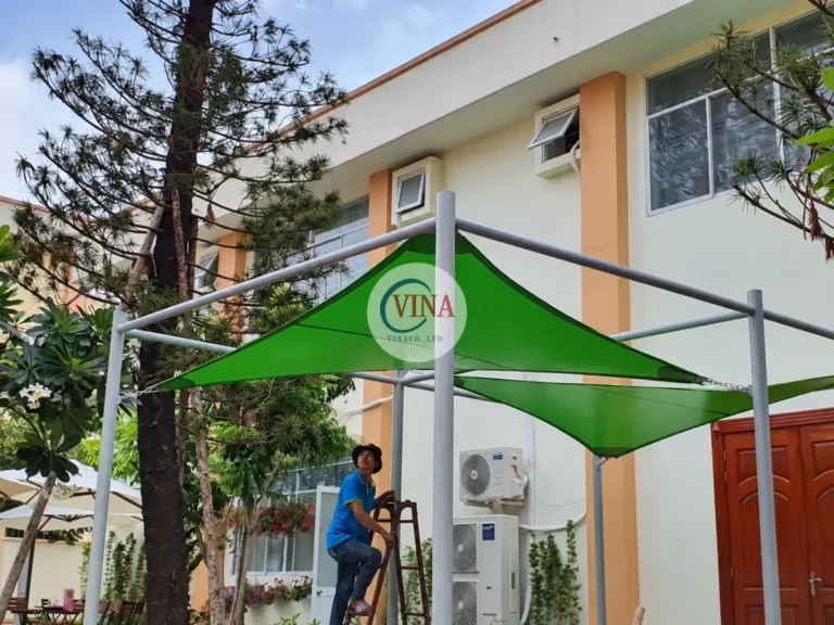 Mặt bạt xanh võng nhẹ ở giữa, các góc được căng lên khung bao quanh.