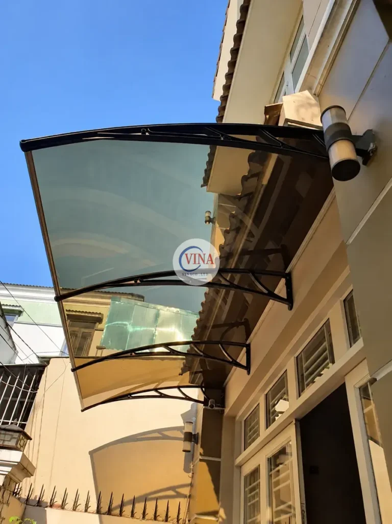 Góc nhìn từ dưới cho thấy tay đỡ cong và đường viền chạy quanh tấm mái.