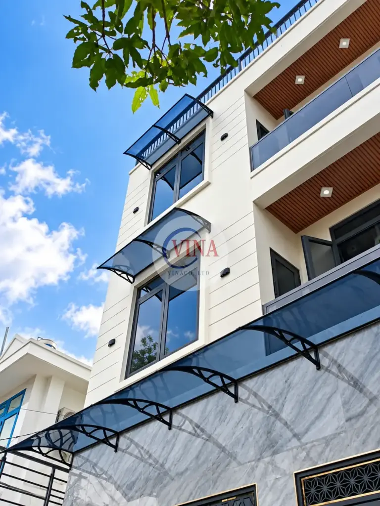 Mái Che Canopy Cửa Sổ Và Cổng Nhà Phố Tấm Poly Xám Khói – Công Trình Thực Tế