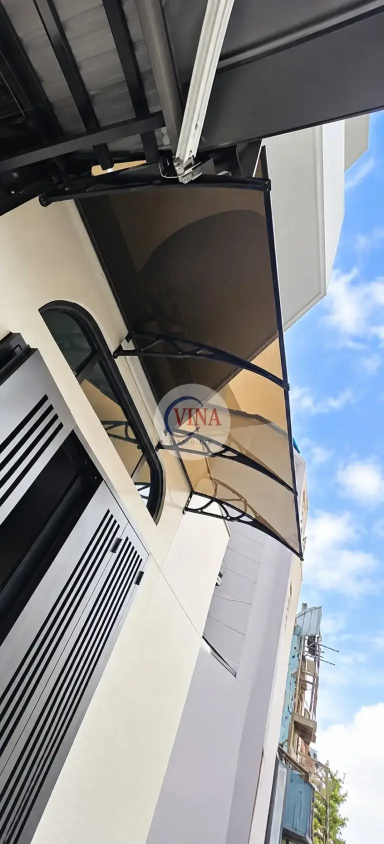 Tay đỡ và viền mép màu đen cùng tông với cửa nan dọc và khung kính vòm.
