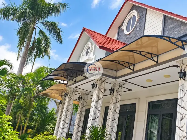 Nhìn thẳng vào hiên: chân tay đỡ bắt trên mặt dầm, ngay phía trên đầu cột và đèn lồng.
