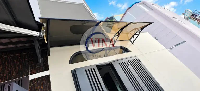 Nhìn từ dưới lên: mái đặt ngay trên ô kính vòm, cạnh mái tôn và mái xếp bạt khu để xe.