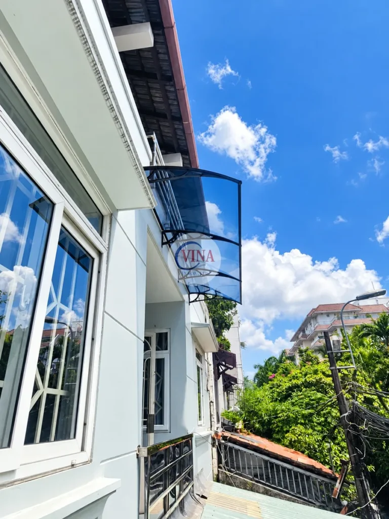 Mái Che Canopy Tấm Poly Xanh Khói Cho Cửa Sổ Biệt Thự Và Ban Công Nhà Phố – Công Trình Thực Tế
