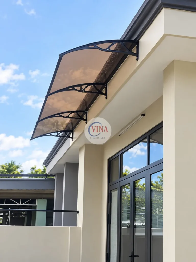 Mái Che Canopy Tấm Poly Màu Nâu Trà Cho Cửa Sổ Nhà Phố Hiện Đại – Công Trình Thực Tế