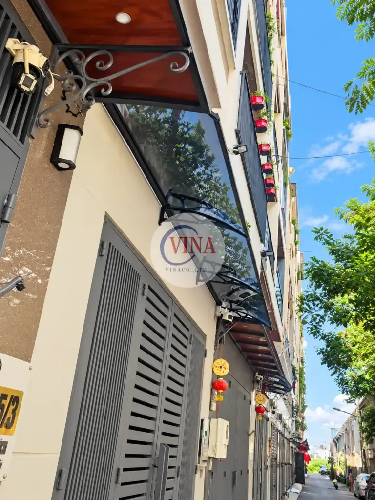 Mái Che Canopy Tấm Poly Xám Khói Cho Mặt Tiền Nhà Phố Trong Hẻm – Công Trình Thực Tế